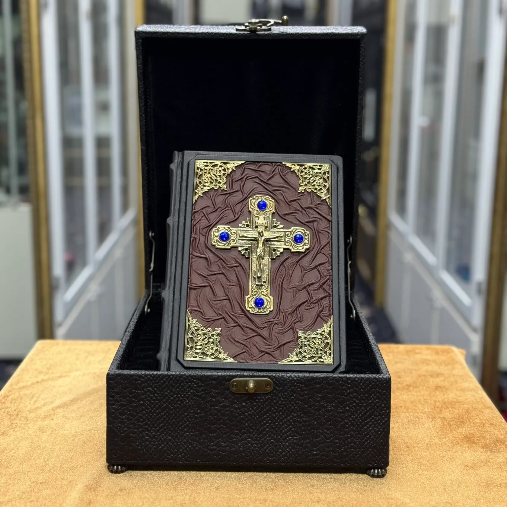 Библия с крестом в коробе